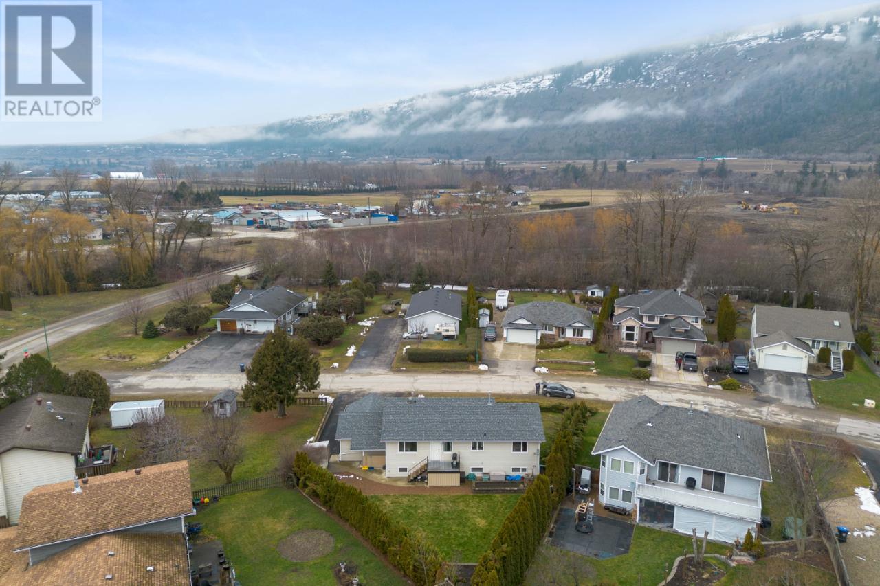 331 Juniper Street, Chase, British Columbia  V0E 1M0 - Photo 3 - 176940