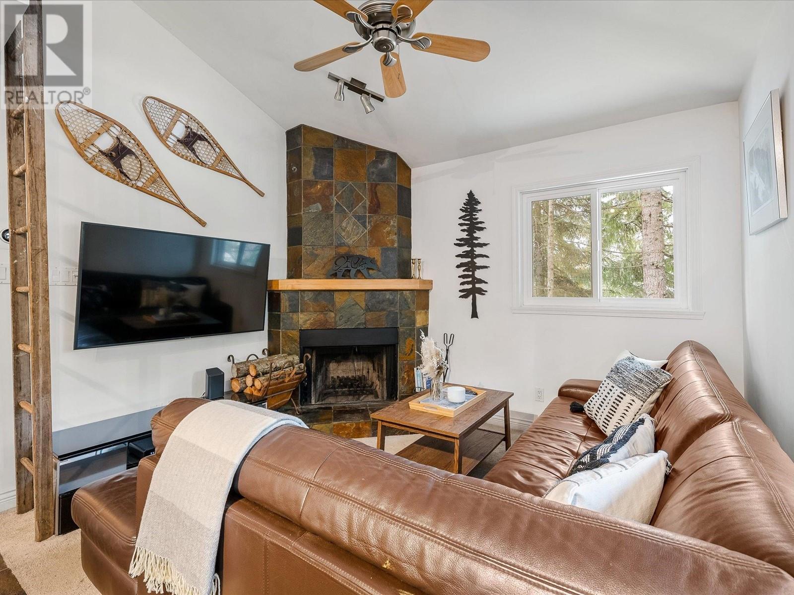 401 2101 Castle Drive, Whistler, British Columbia  V8E 0A6 - Photo 2 - R2854150