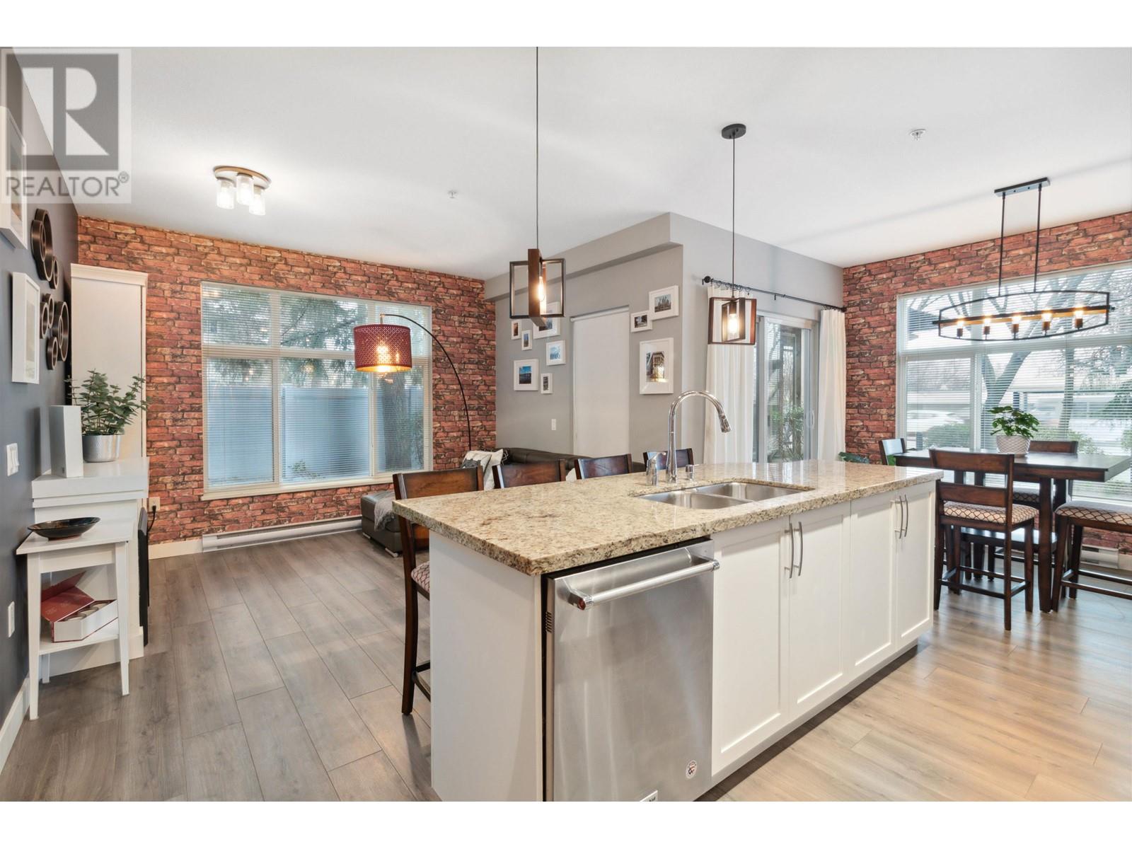 110 11950 Harris Road, Pitt Meadows, British Columbia  V3Y 0B7 - Photo 2 - R2854186