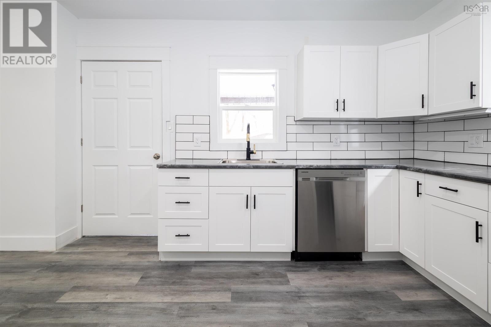 443 Bentinck Street, Sydney, Nova Scotia  B1S 2Y8 - Photo 6 - 202403580