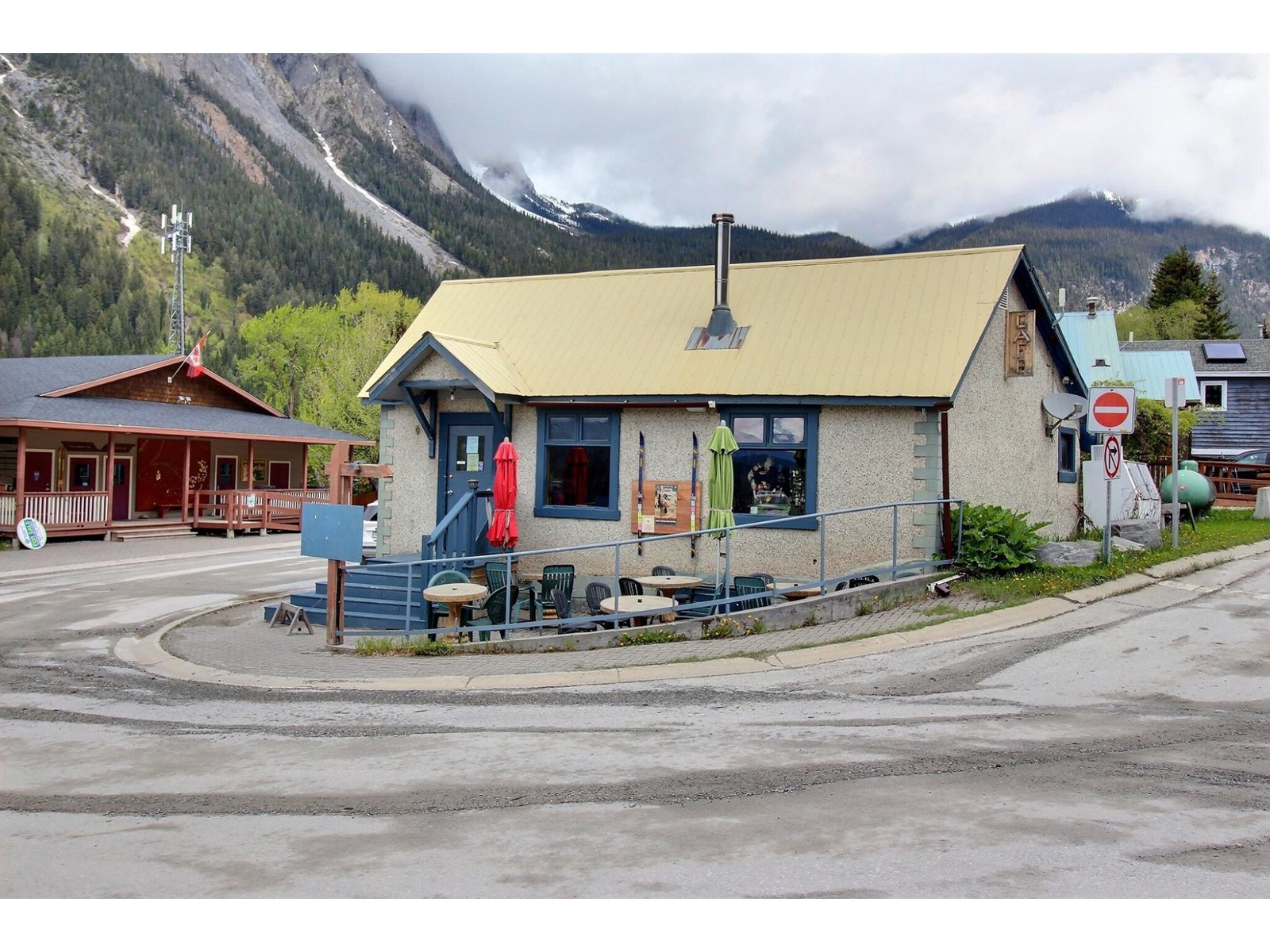 318 STEPHEN AVENUE, east highway 1, British Columbia