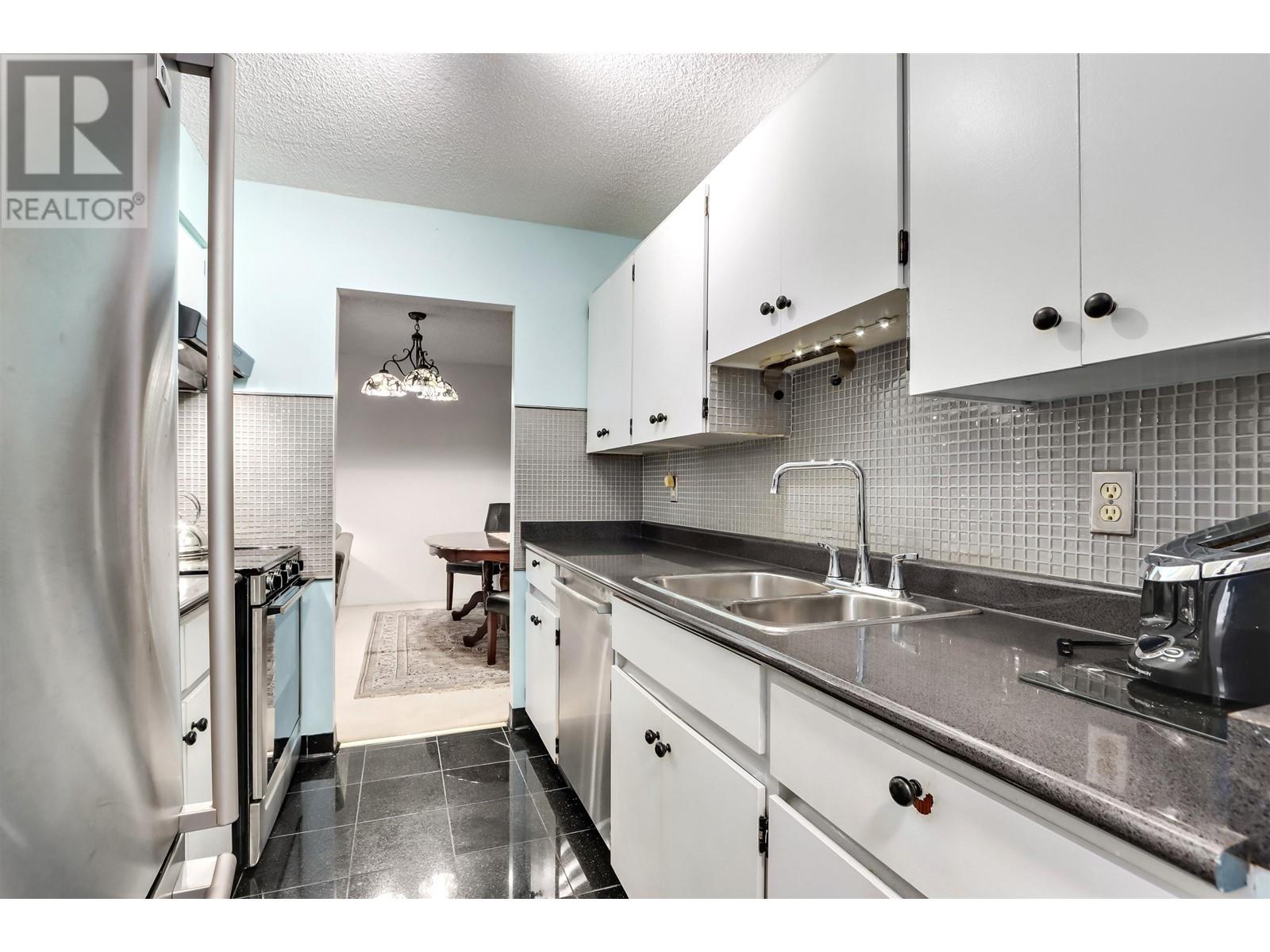 210 2020 Fullerton Avenue, North Vancouver, British Columbia  V7P 3G3 - Photo 2 - R2854478