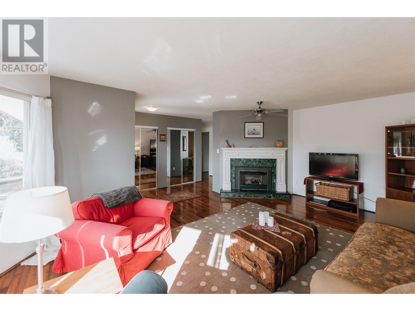918 Davis Road, Gibsons, British Columbia  V0N 1V8 - Photo 8 - R2854601