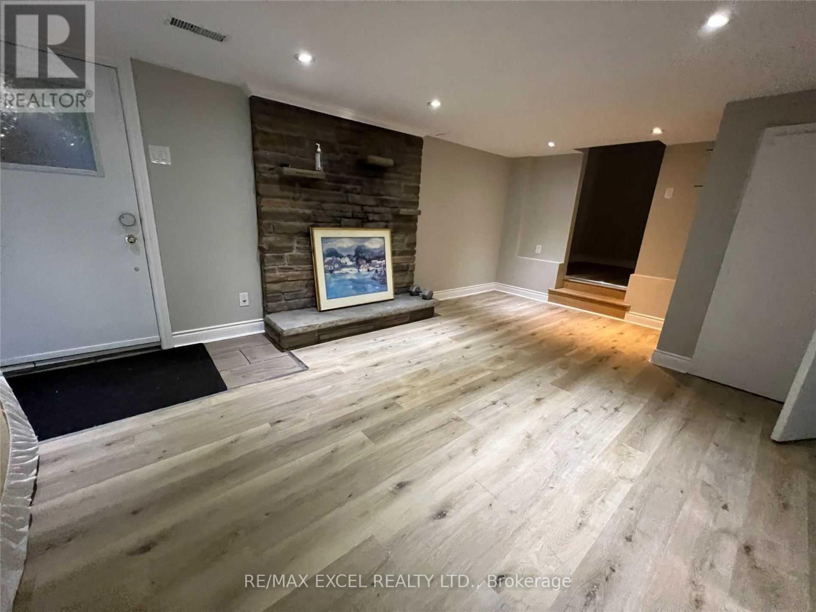 Lower - 26 Stainforth Drive, Toronto, Ontario  M1S 1L8 - Photo 2 - E8112032