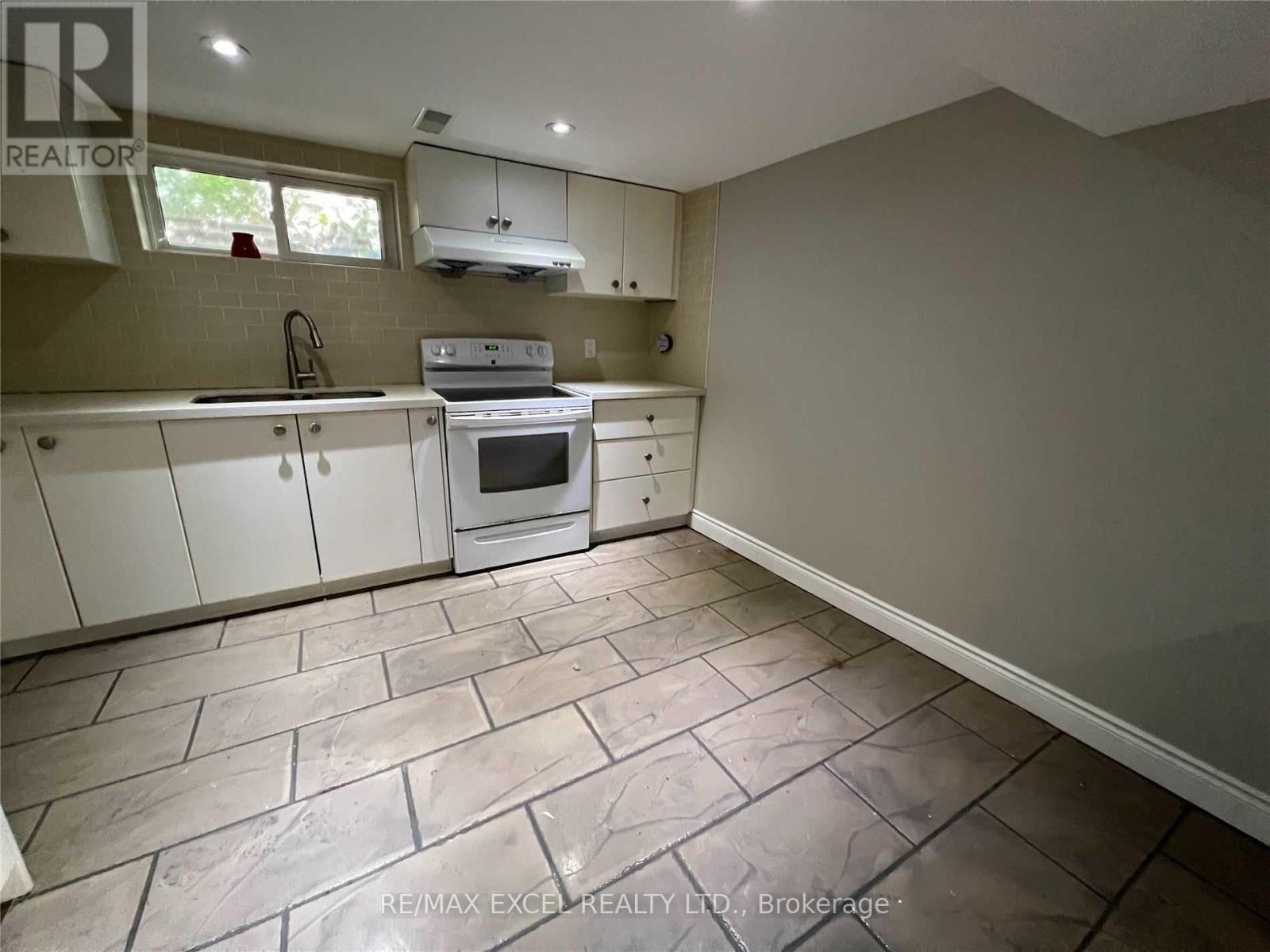 Lower - 26 Stainforth Drive, Toronto, Ontario  M1S 1L8 - Photo 3 - E8112032