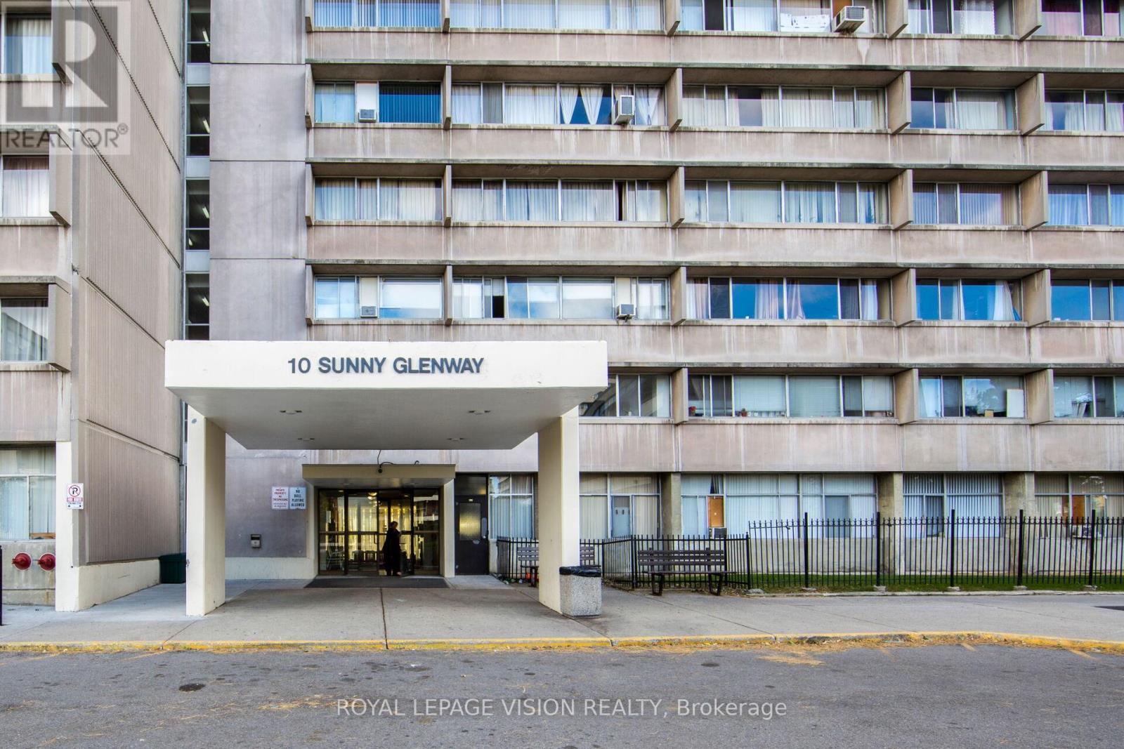 #1705 -10 Sunny Glenway Glwy, Toronto, Ontario  M3C 2Z3 - Photo 3 - C8113404