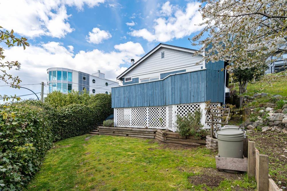 Listing Picture 7 of 27 : 14981 VICTORIA AVENUE, White Rock - 魯藝地產 Yvonne Lu Group - MLS Medallion Club Member