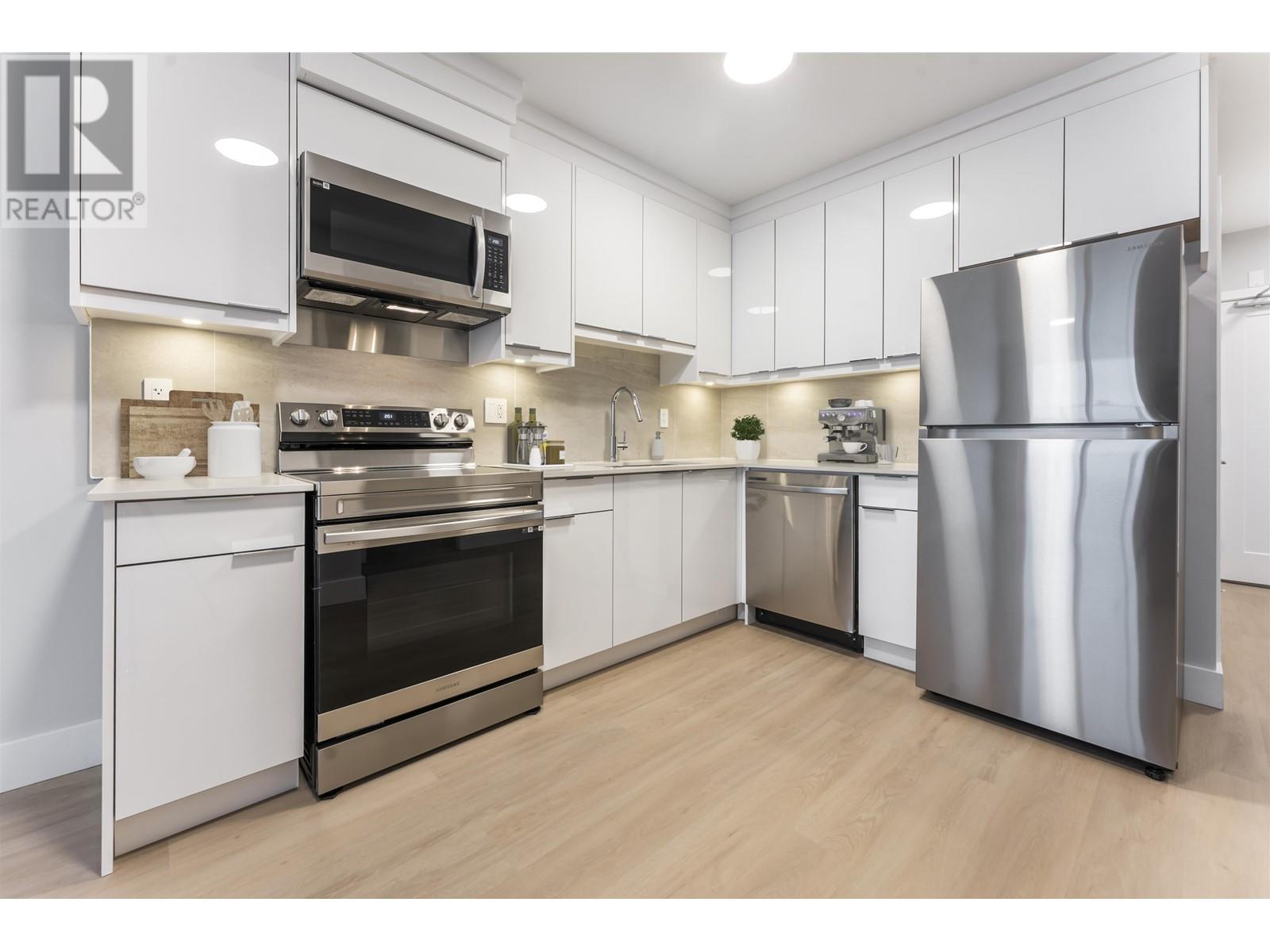 405 3050 KINGSWAY, vancouver, British Columbia