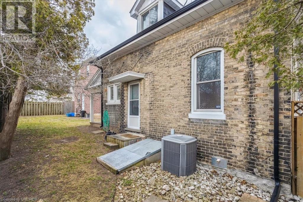 92 Charlotte Street, Brantford, Ontario  N3T 2X3 - Photo 5 - 40550244