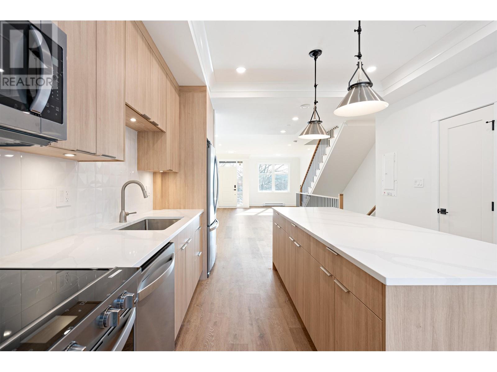 43 E 8th Avenue, New Westminster, British Columbia  V3L 4J4 - Photo 9 - R2856278