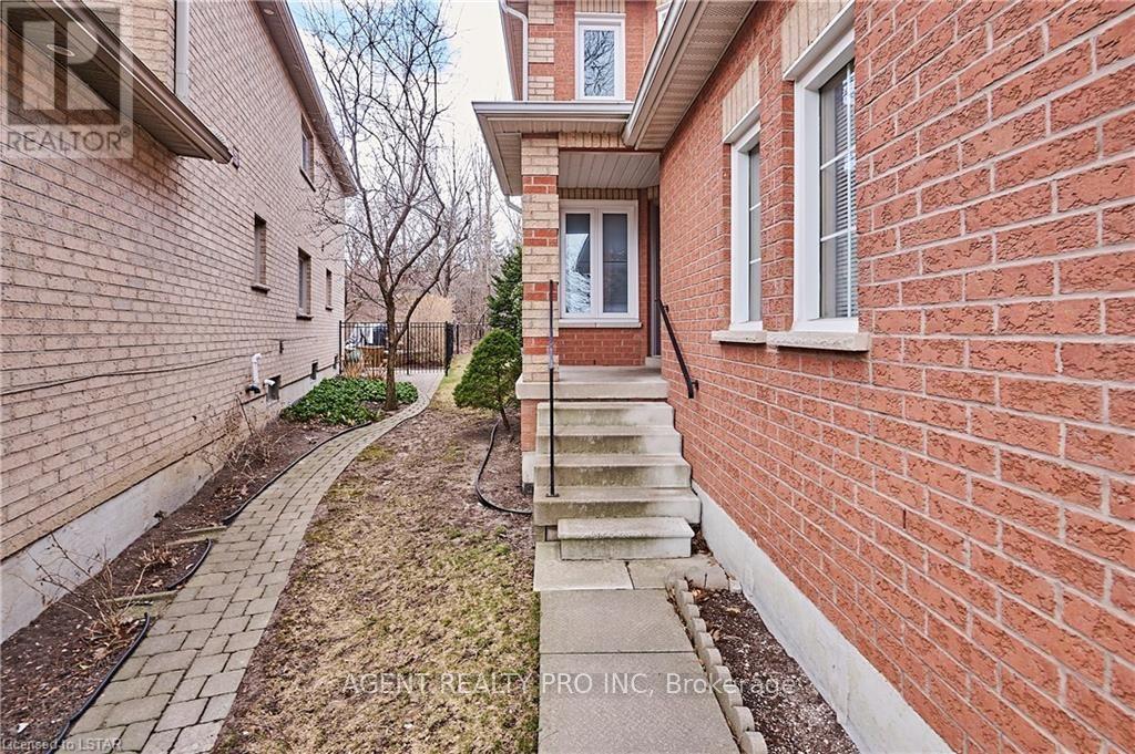 5498 Red Brush Drive, Mississauga, Ontario  L4Z 4A7 - Photo 2 - W8119924