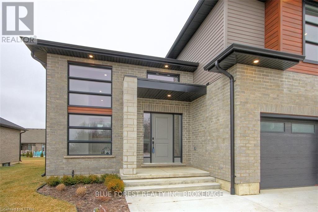 149 Hennessy St St, Lambton Shores, Ontario  N0N 1J0 - Photo 3 - X8122266