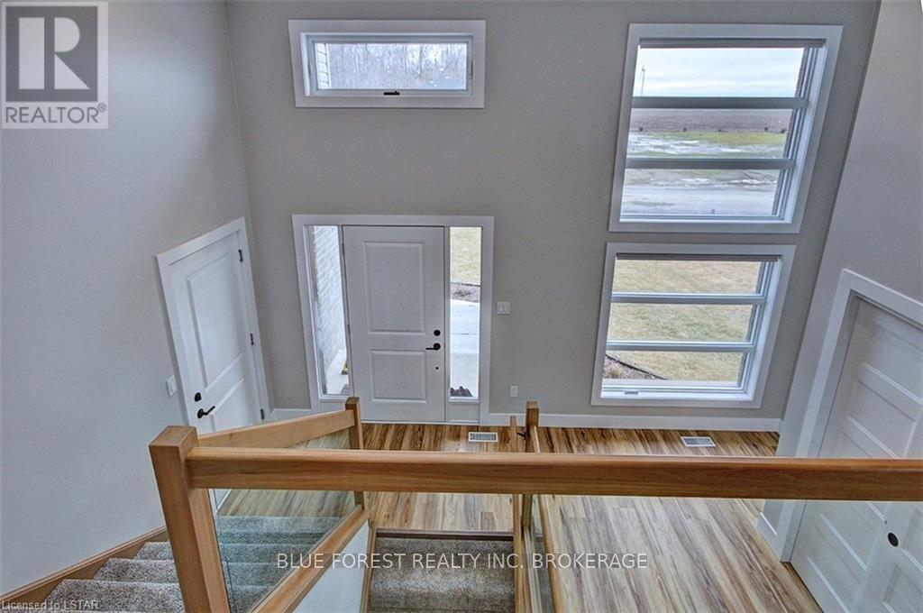 149 Hennessy St St, Lambton Shores, Ontario  N0N 1J0 - Photo 4 - X8122266