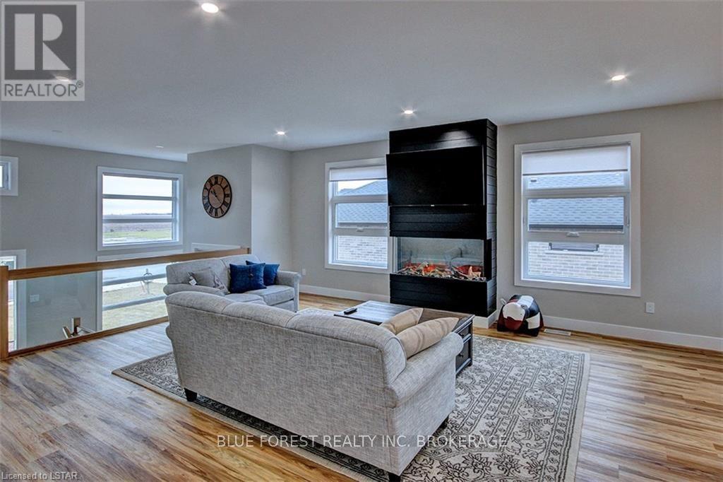 149 Hennessy St St, Lambton Shores, Ontario  N0N 1J0 - Photo 6 - X8122266