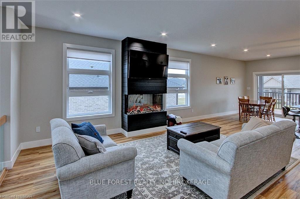 149 Hennessy St St, Lambton Shores, Ontario  N0N 1J0 - Photo 7 - X8122266