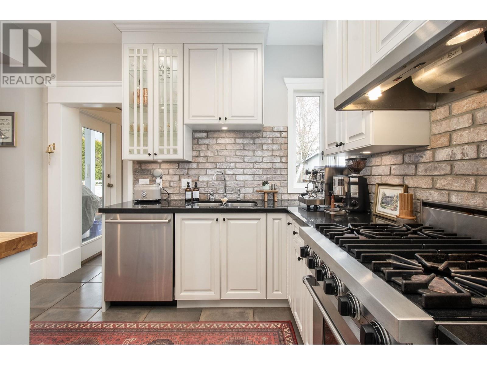426 E 10th Street, North Vancouver, British Columbia  V7L 2E4 - Photo 11 - R2856901