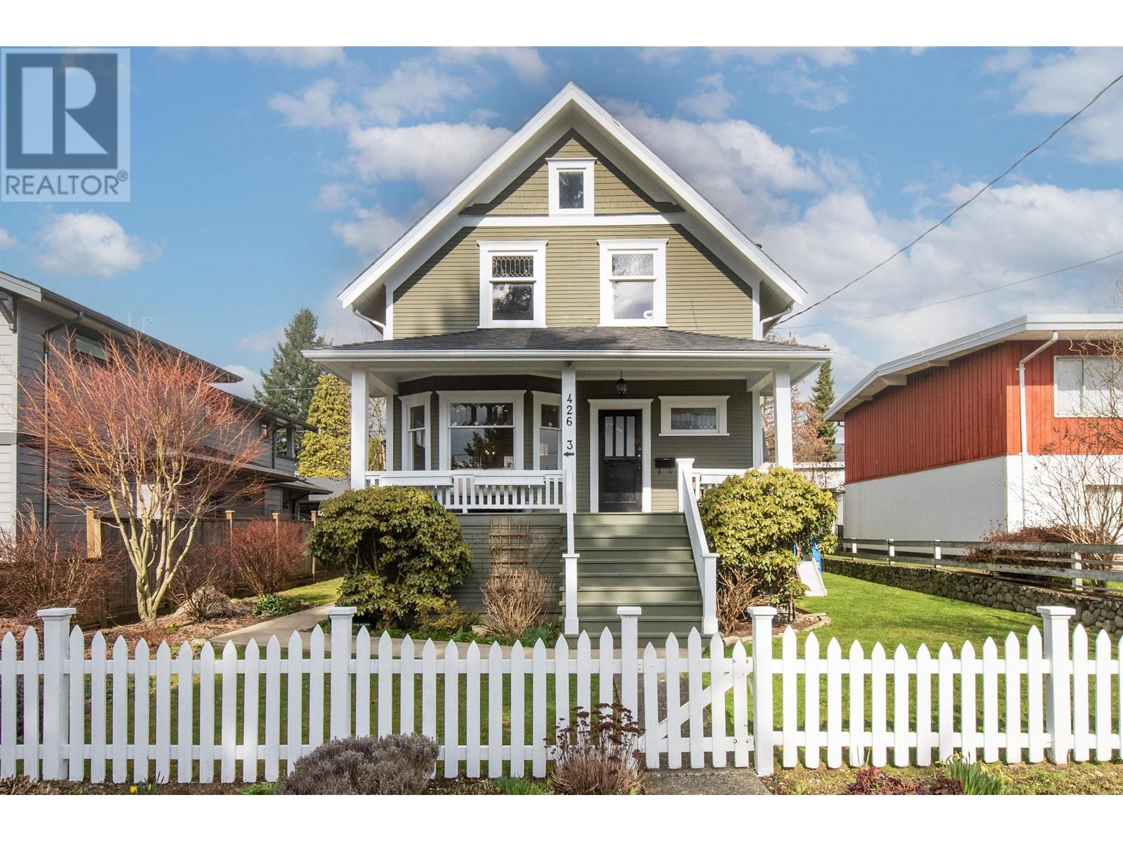 426 E 10th Street, North Vancouver, British Columbia  V7L 2E4 - Photo 2 - R2856901