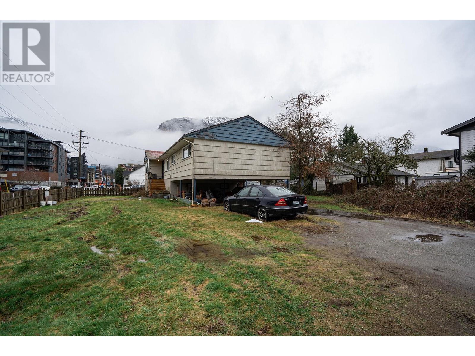 1246 Victoria Street, Squamish, British Columbia  V0N 3G0 - Photo 4 - R2856875