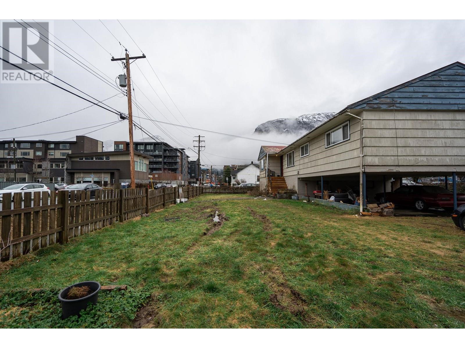 1246 Victoria Street, Squamish, British Columbia  V0N 3G0 - Photo 3 - R2856875