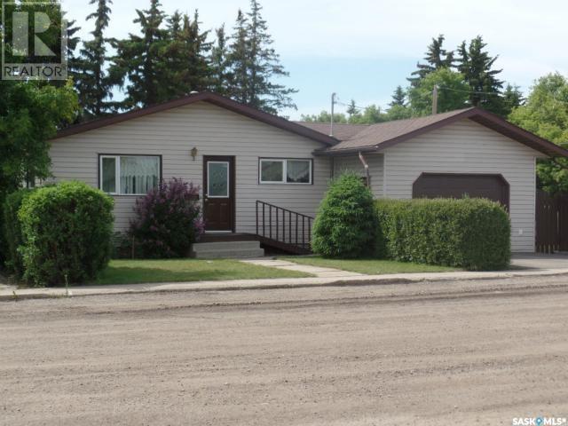 4701 Express Avenue, Macklin, Saskatchewan  S0L 2C0 - Photo 1 - SK955692