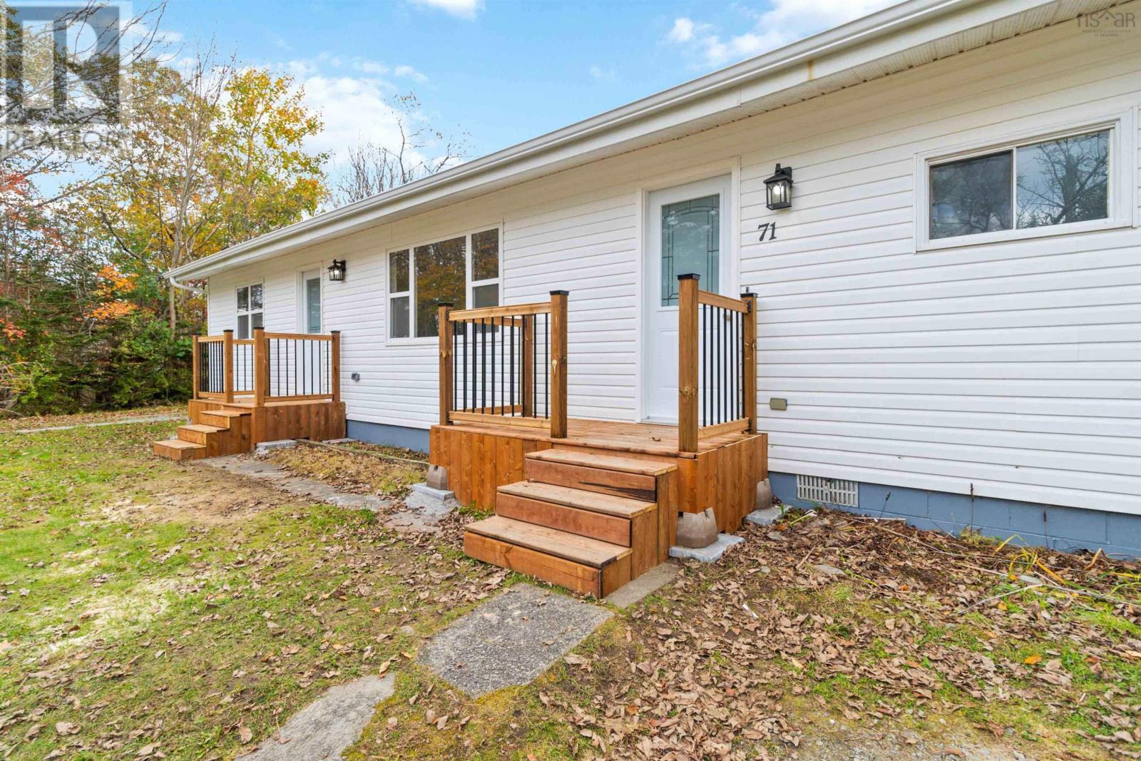 71 Bulkley Street, Shelburne, Nova Scotia  B0T 1W0 - Photo 2 - 202404301