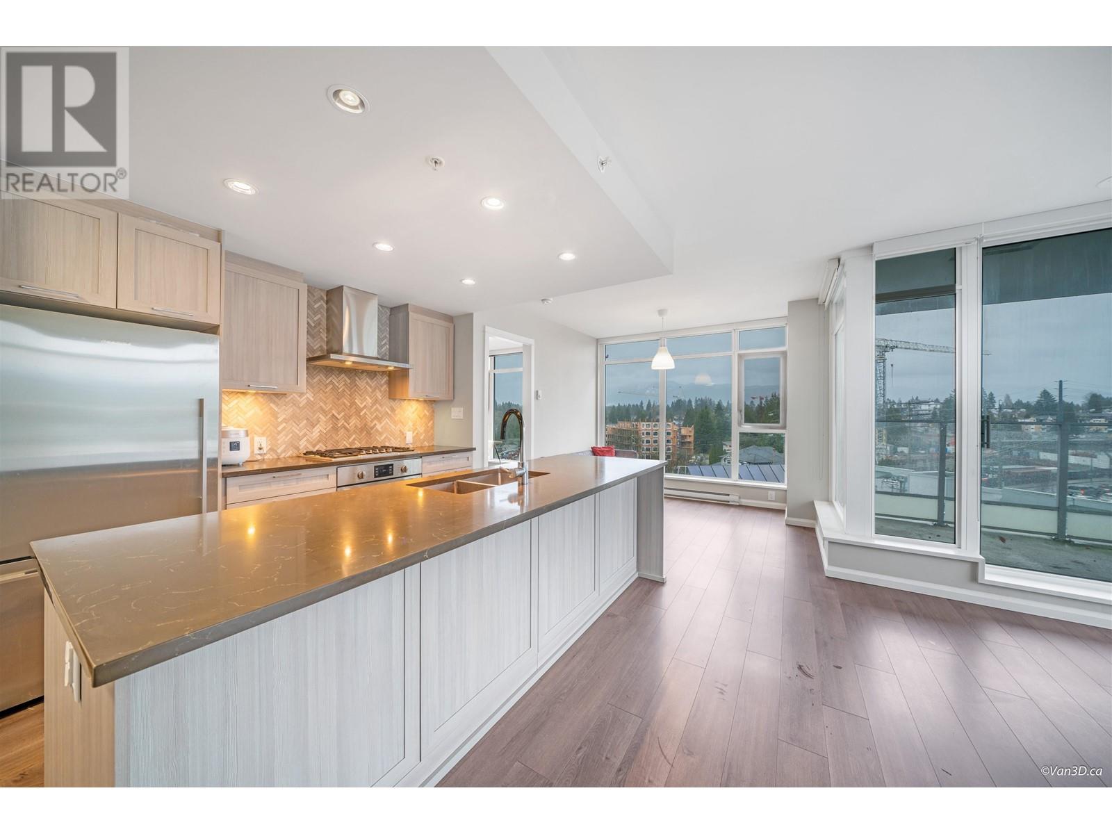 907 520 Como Lake Avenue, Coquitlam, British Columbia  V3J 0E8 - Photo 2 - R2857716