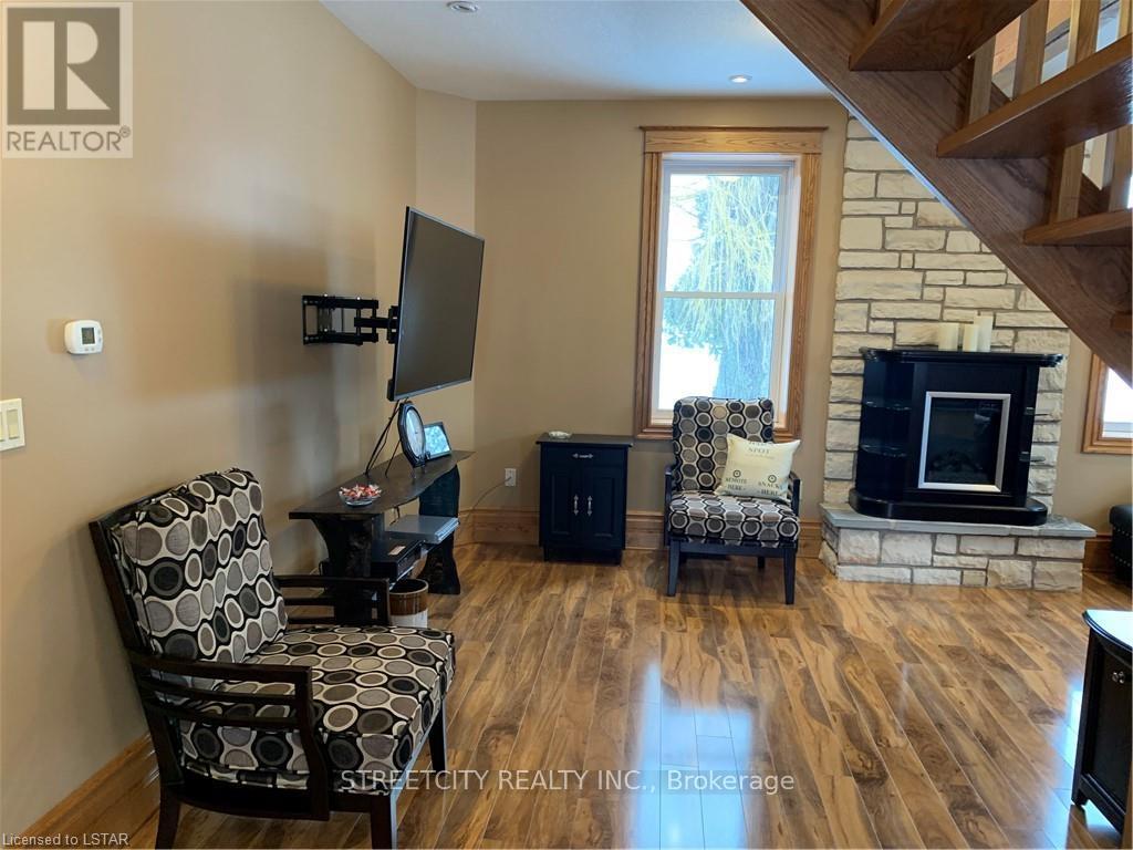 3677 Montrose St, Southwest Middlesex, Ontario  N0L 1M0 - Photo 11 - X8133190