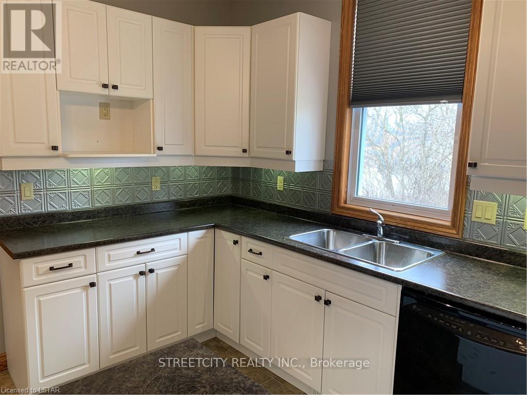 3677 Montrose St, Southwest Middlesex, Ontario  N0L 1M0 - Photo 16 - X8133190