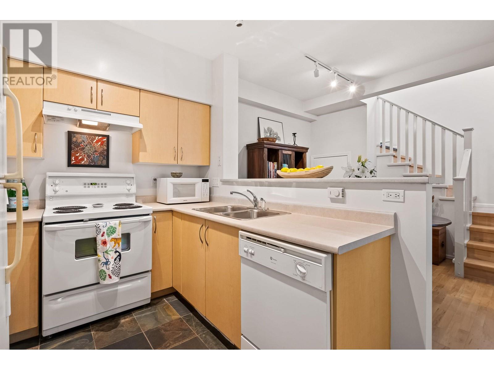 59 15 Forest Park Way, Port Moody, British Columbia  V3H 5G7 - Photo 3 - R2858037