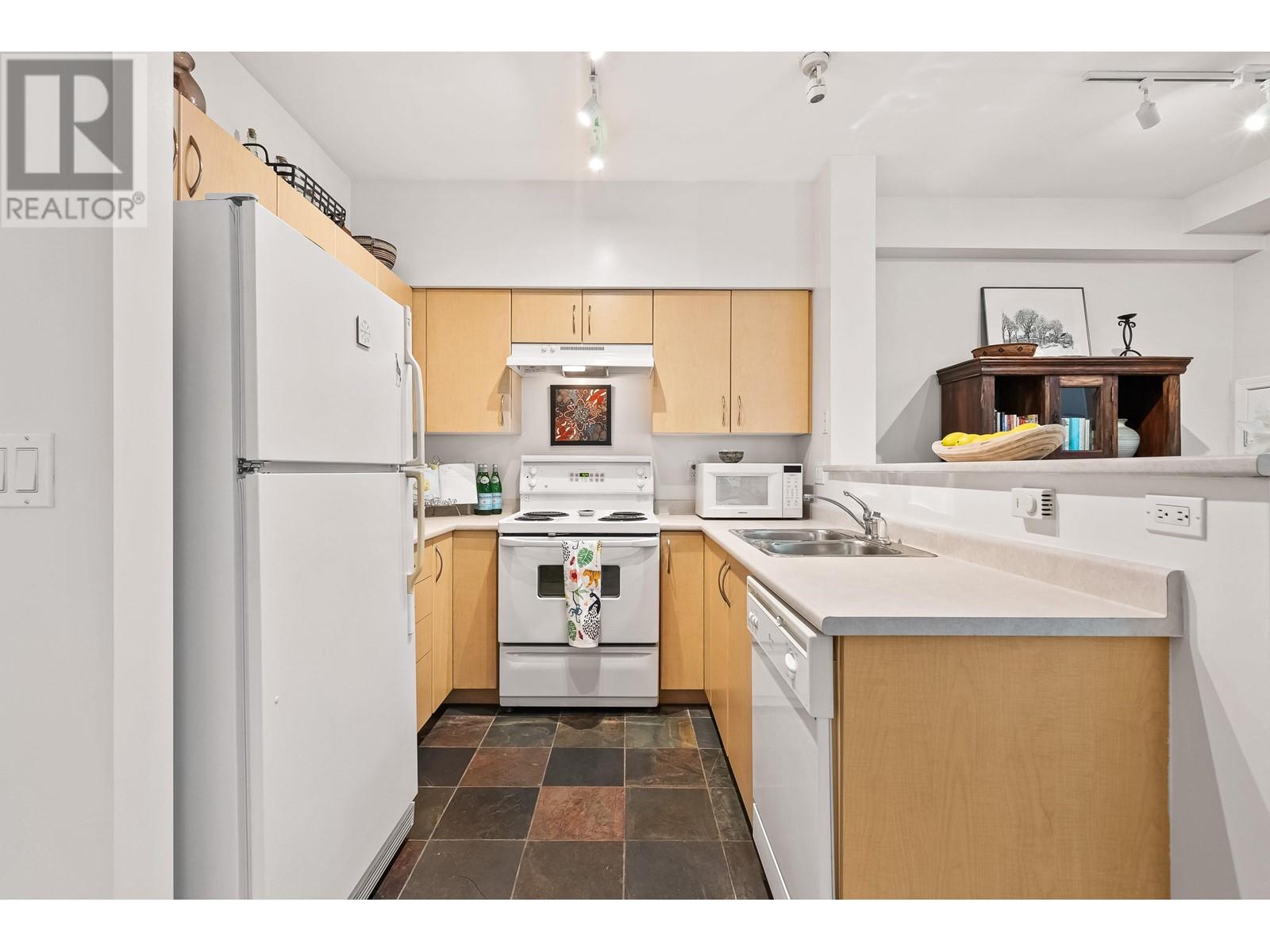 59 15 Forest Park Way, Port Moody, British Columbia  V3H 5G7 - Photo 4 - R2858037