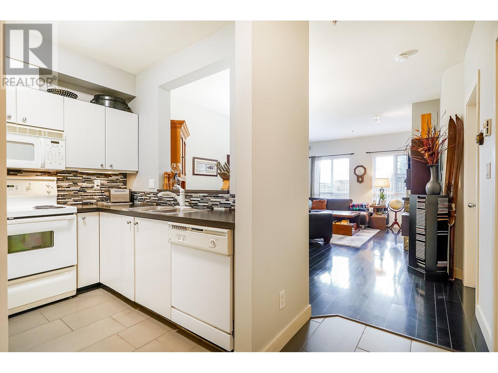 103 150 W 22nd Street, North Vancouver, British Columbia  V7M 3M4 - Photo 5 - R2858157
