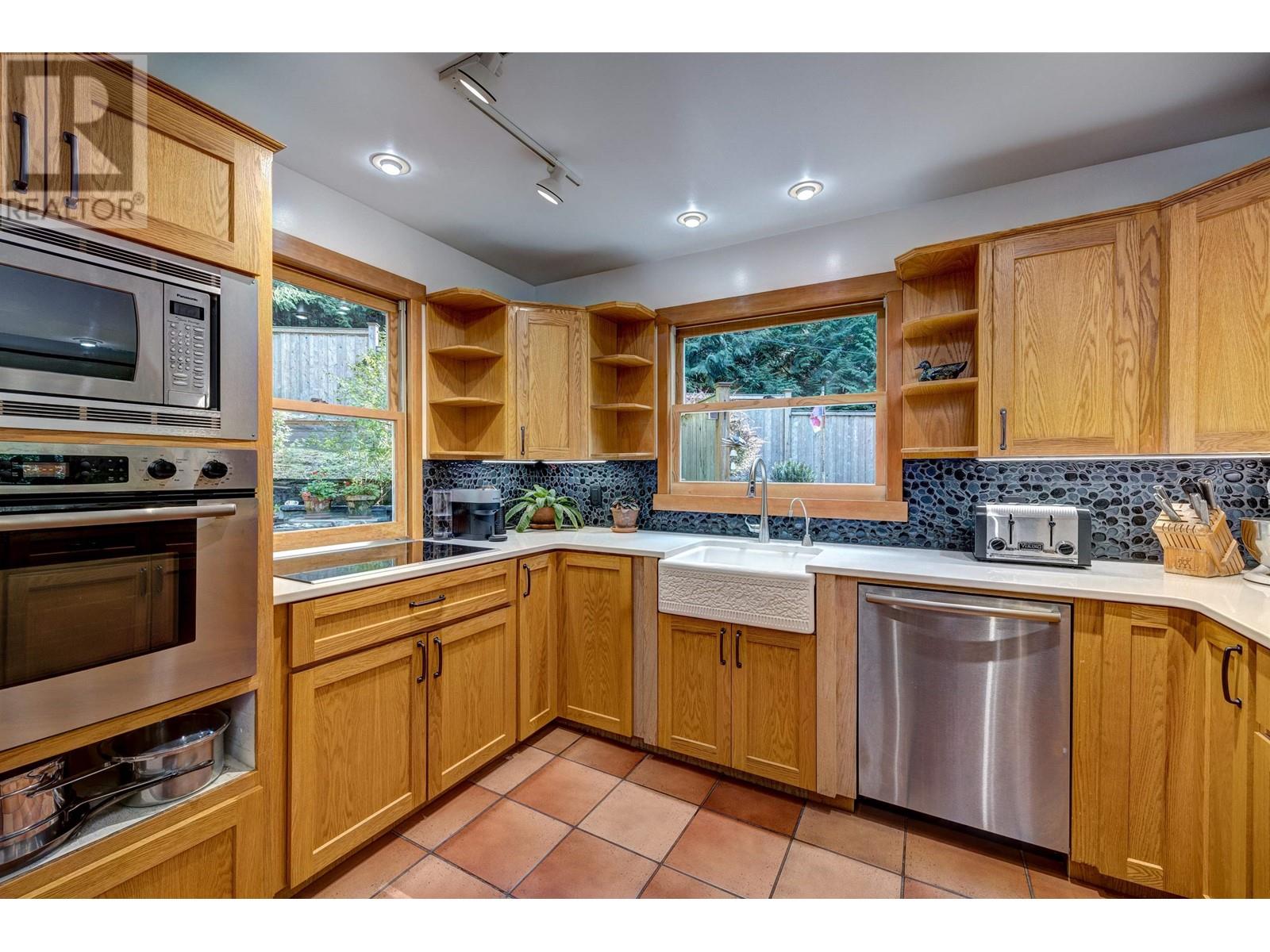 944 Windjammer Road, Bowen Island, British Columbia  V0N 1G2 - Photo 10 - R2858167