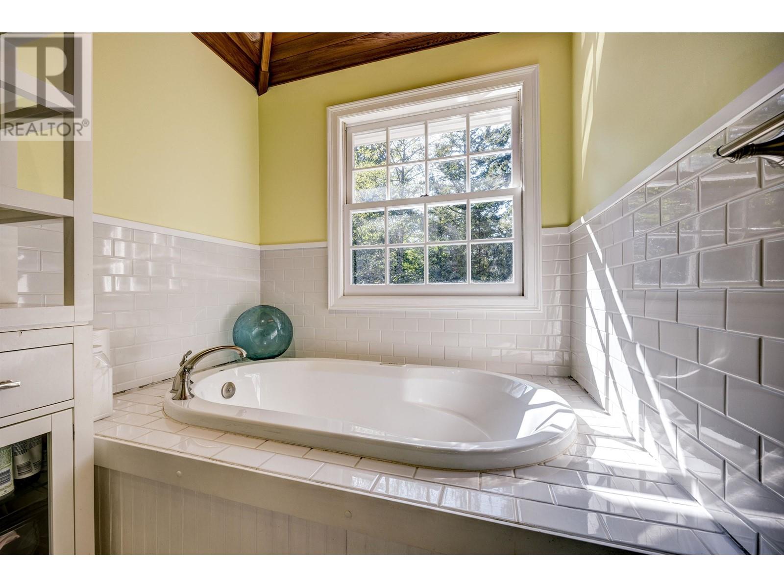 944 Windjammer Road, Bowen Island, British Columbia  V0N 1G2 - Photo 19 - R2858167