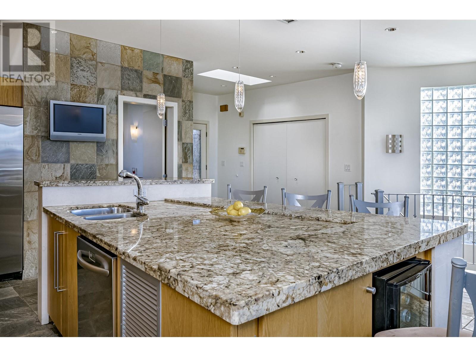 21 Hythe Avenue, Burnaby, British Columbia  V5B 3H6 - Photo 14 - R2858215