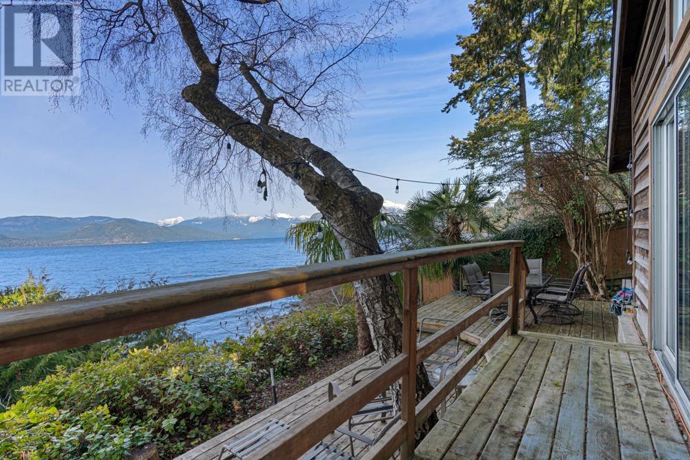 47 Brunswick Beach Road, Lions Bay, British Columbia  V0N 2E0 - Photo 3 - R2858294
