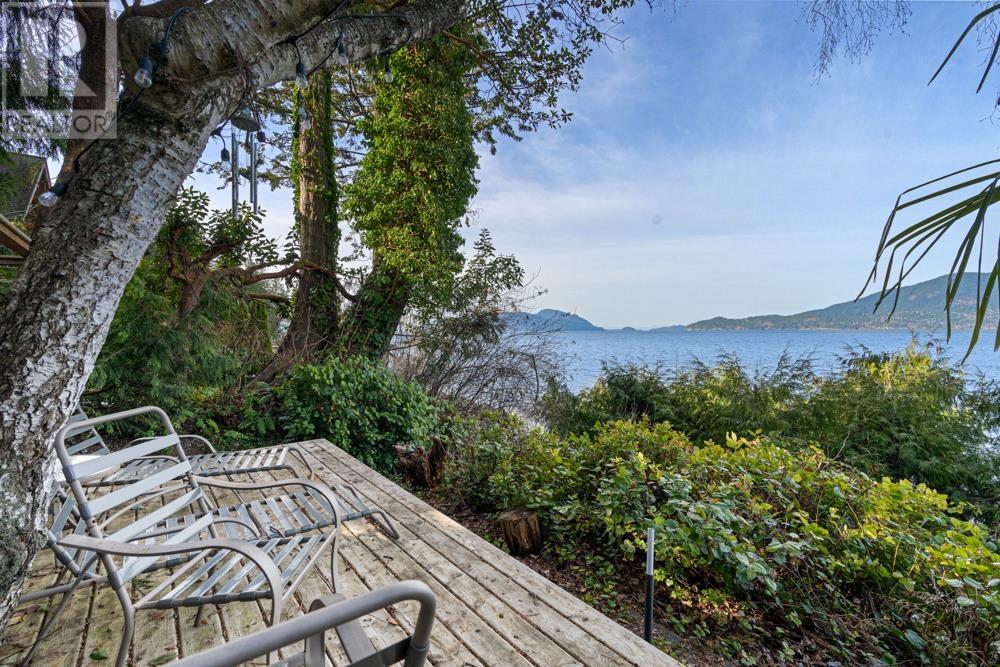 47 Brunswick Beach Road, Lions Bay, British Columbia  V0N 2E0 - Photo 2 - R2858294