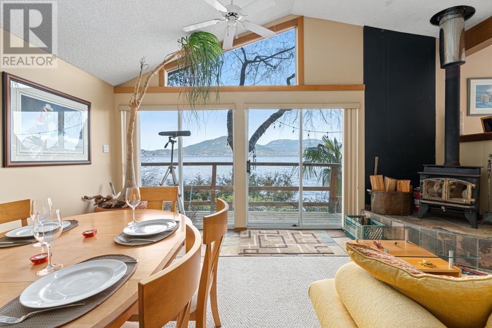 47 Brunswick Beach Road, Lions Bay, British Columbia  V0N 2E0 - Photo 1 - R2858294