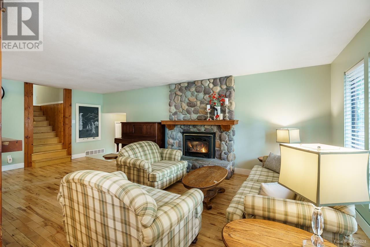 21303 Douglas Avenue, Maple Ridge, British Columbia  V4R 2H8 - Photo 2 - R2858711