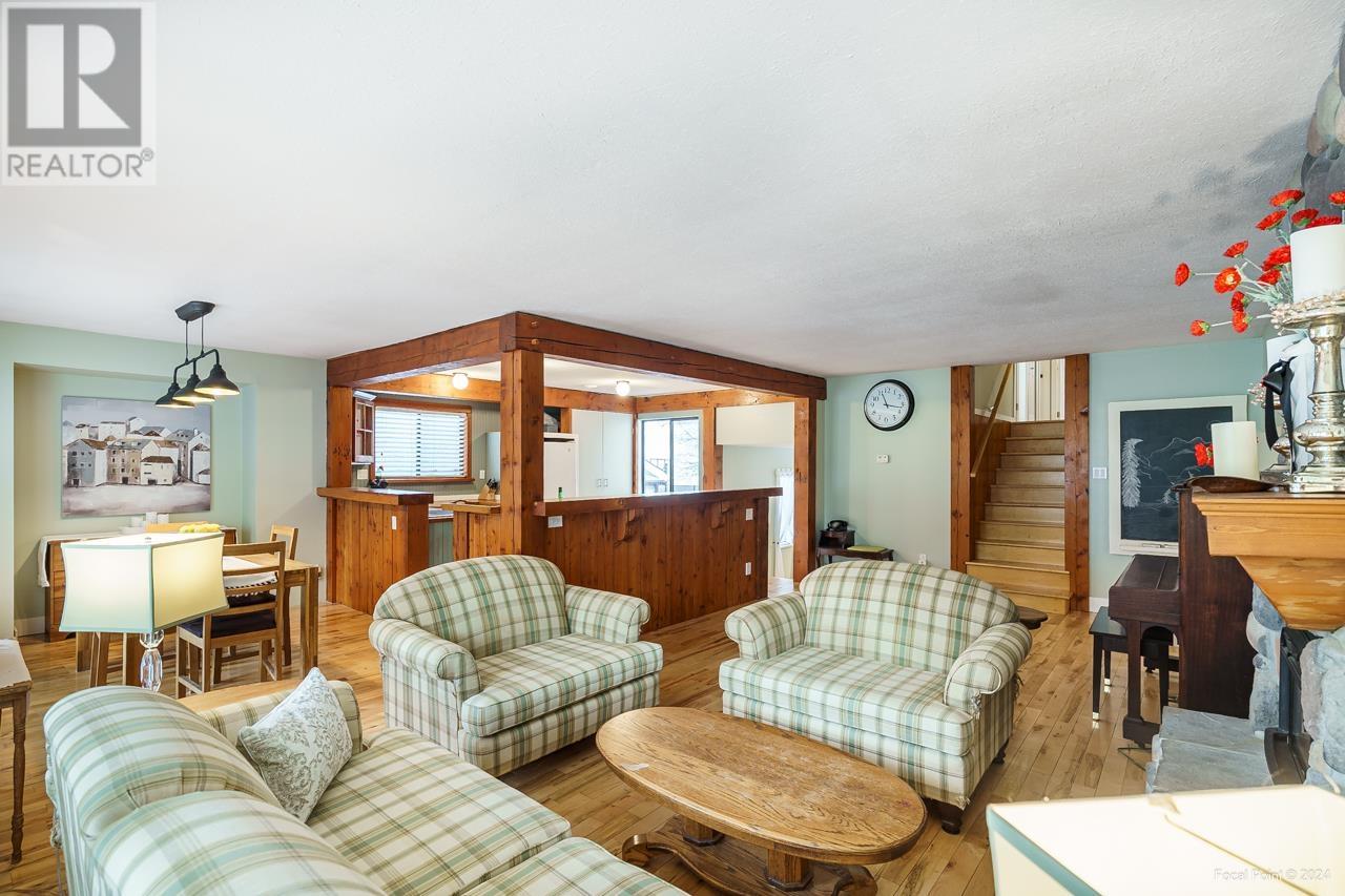 21303 Douglas Avenue, Maple Ridge, British Columbia  V4R 2H8 - Photo 3 - R2858711