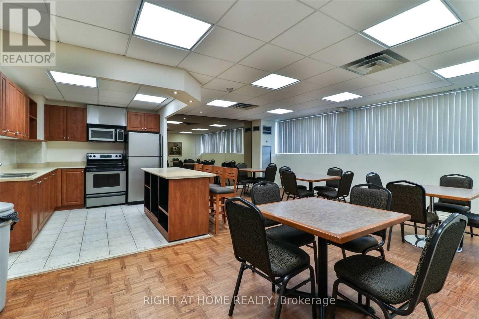 #sph8 -3700 Kaneff Cres, Mississauga, Ontario  L5A 4B8 - Photo 28 - W8134678