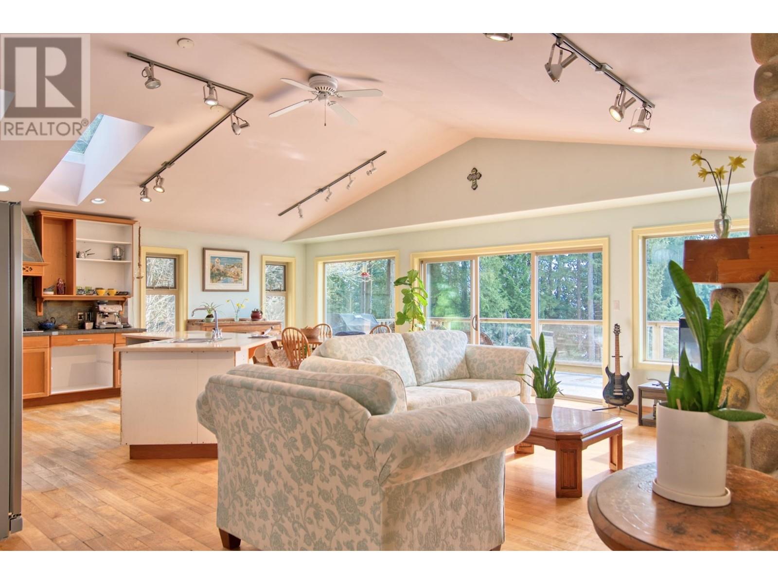 1286 Gower Point Road, Gibsons, British Columbia  V0N 1V3 - Photo 2 - R2858746