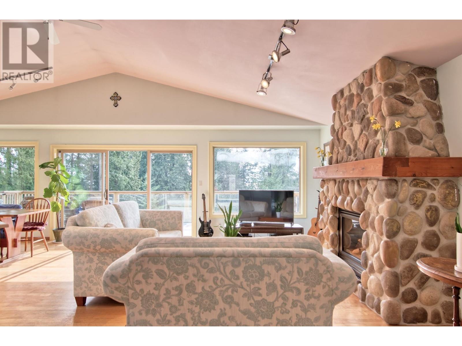 1286 Gower Point Road, Gibsons, British Columbia  V0N 1V3 - Photo 3 - R2858746