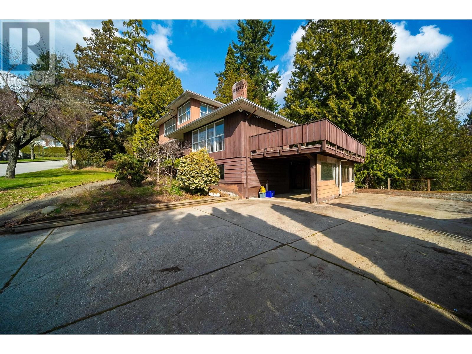 8076 Gray Avenue, Burnaby, British Columbia  V5J 4A1 - Photo 3 - R2858801