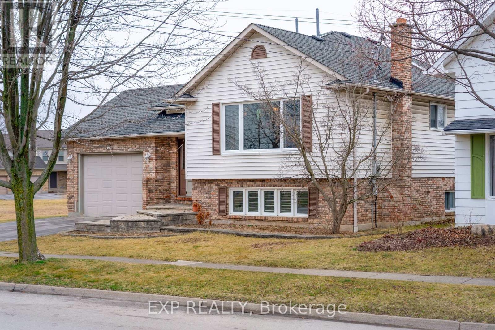 46 Grapeview Dr, St. Catharines, Ontario  L2R 6P9 - Photo 1 - X8134968