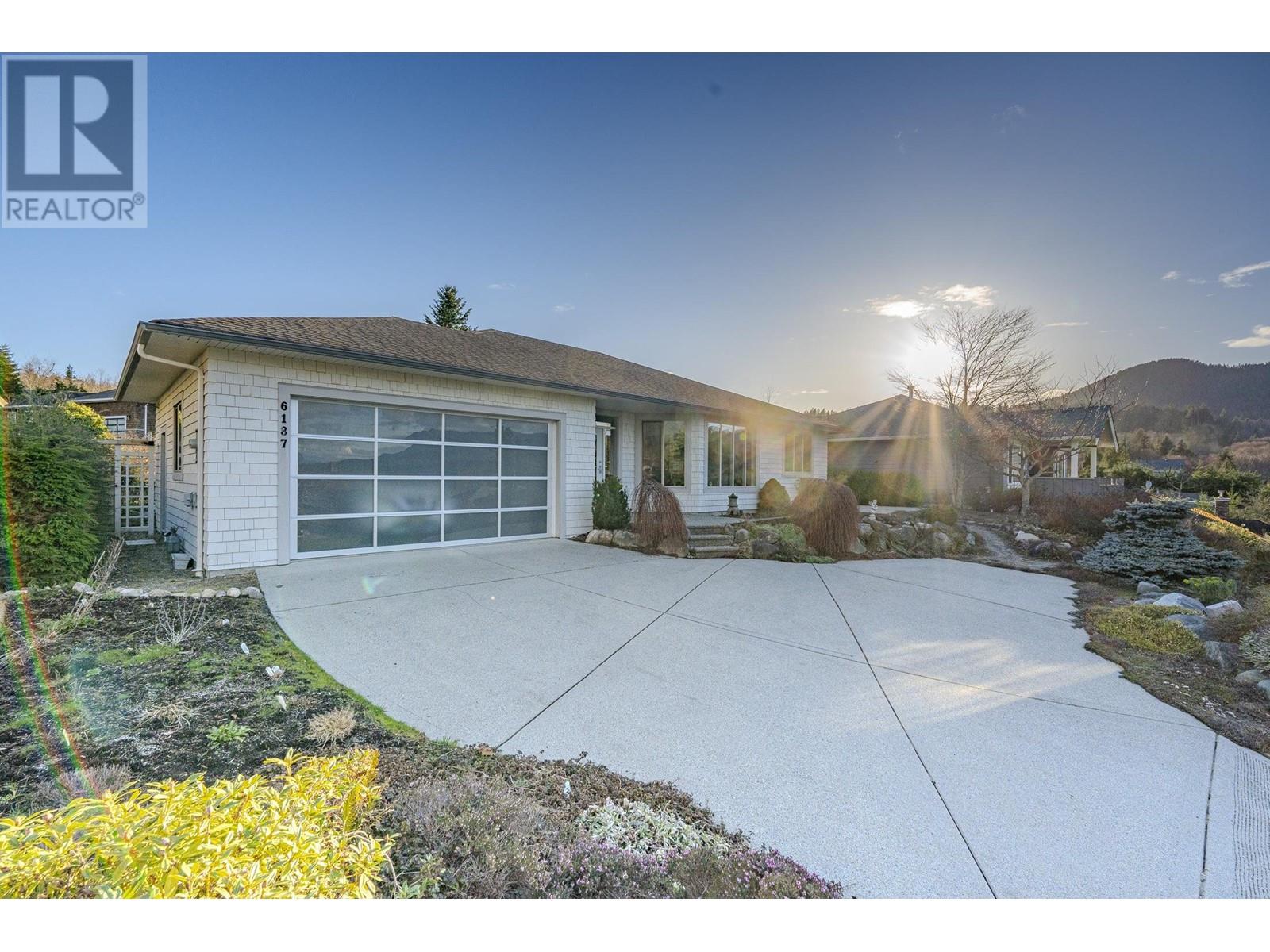 6187 Highmoor Road, Sechelt, British Columbia  V7Z 0L1 - Photo 1 - R2858884