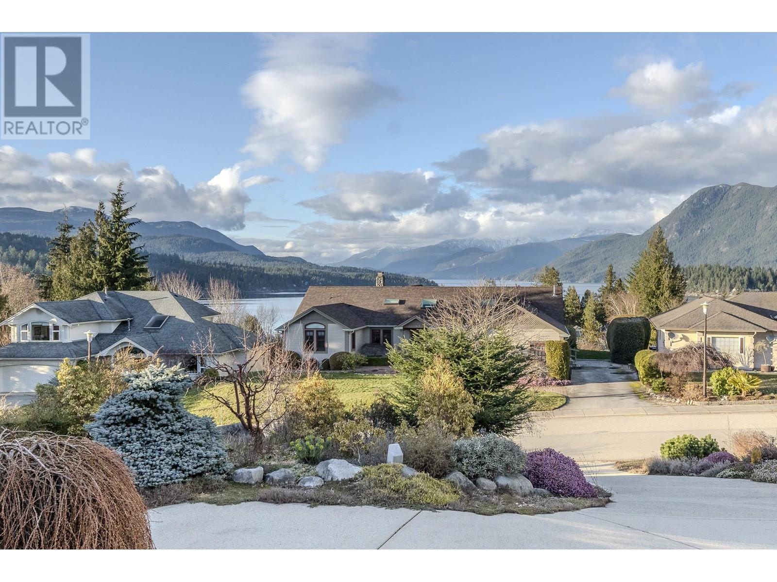 6187 Highmoor Road, Sechelt, British Columbia  V7Z 0L1 - Photo 2 - R2858884