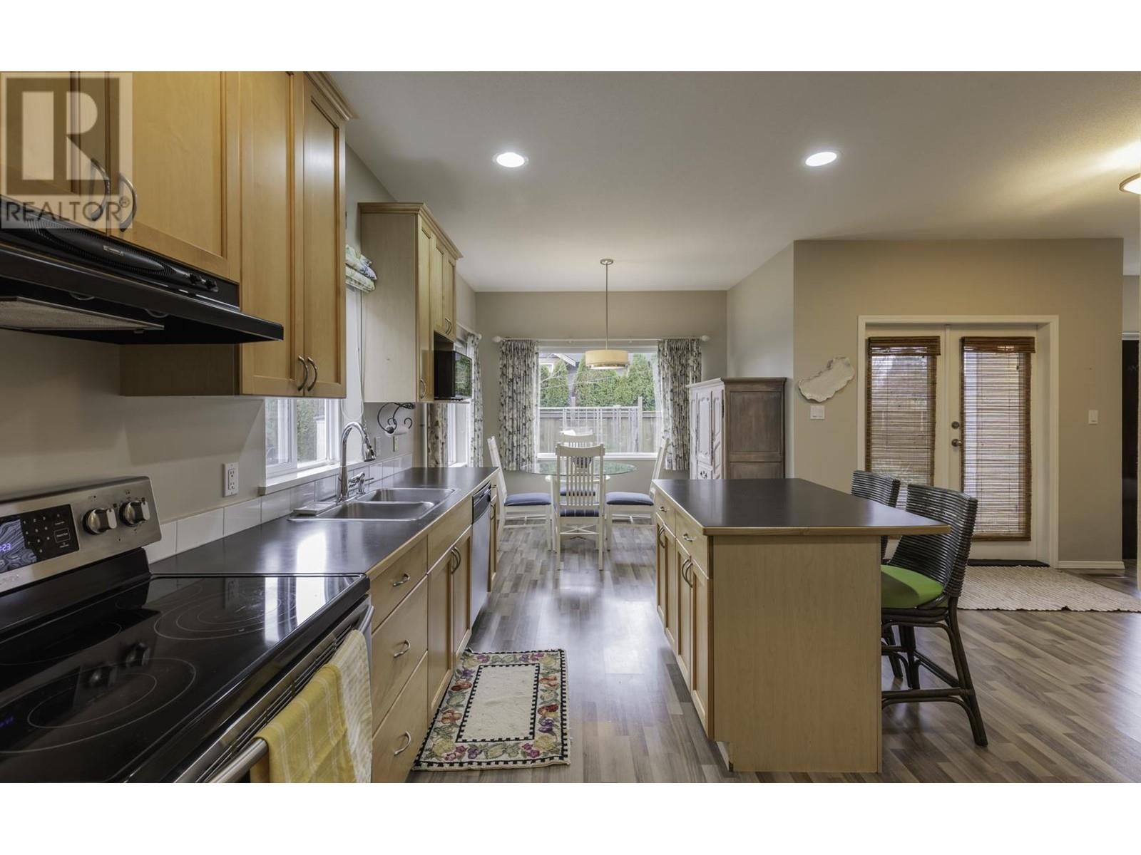 729 Hillcrest Road, Gibsons, British Columbia  V0N 1V9 - Photo 10 - R2859050