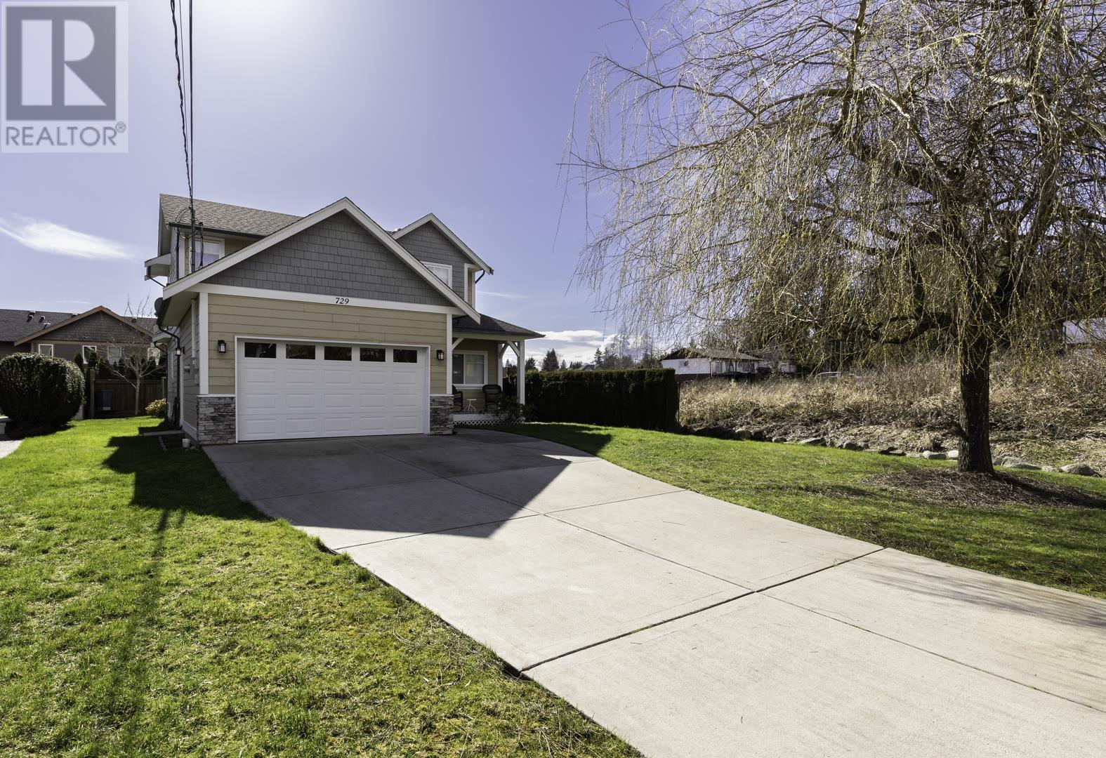 729 Hillcrest Road, Gibsons, British Columbia  V0N 1V9 - Photo 2 - R2859050