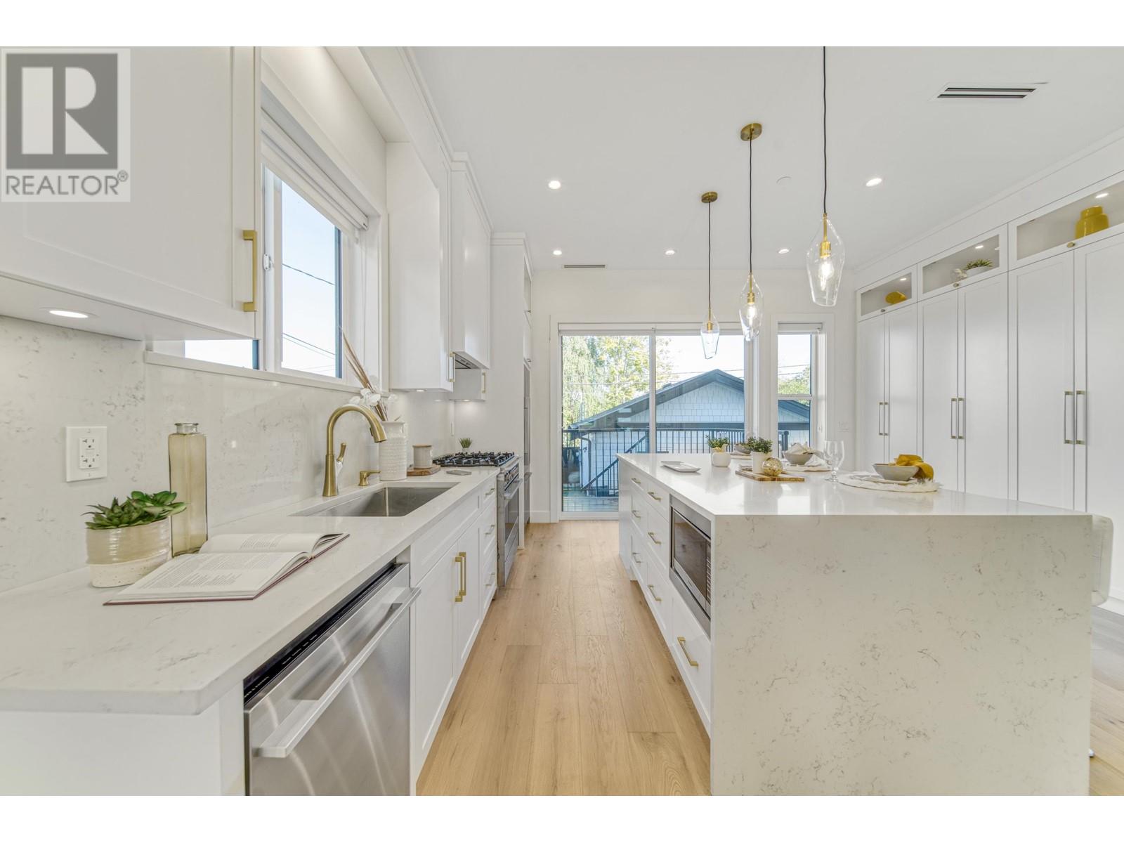 2 2537 E 20th Avenue, Vancouver, British Columbia  V5M 2T5 - Photo 4 - R2859189