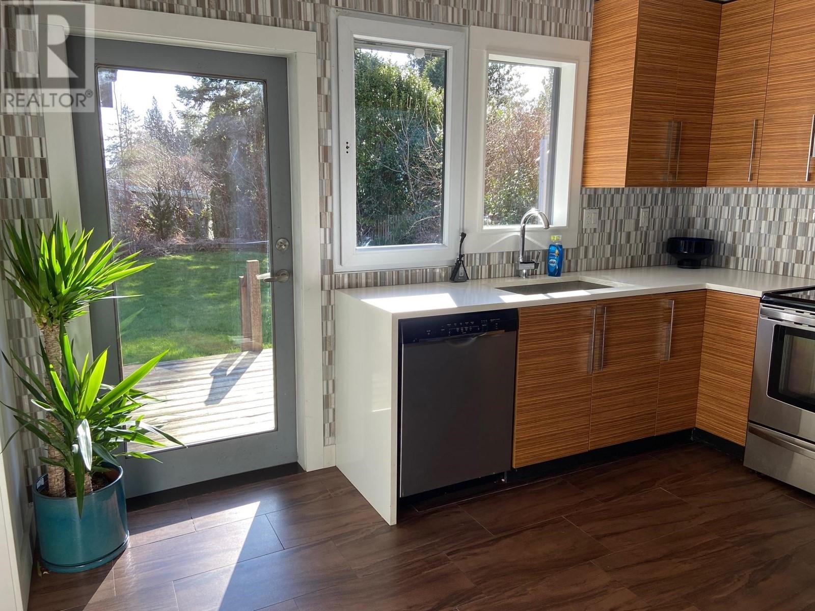 553 W 24 Street, North Vancouver, British Columbia  V7M 2E2 - Photo 13 - R2859057